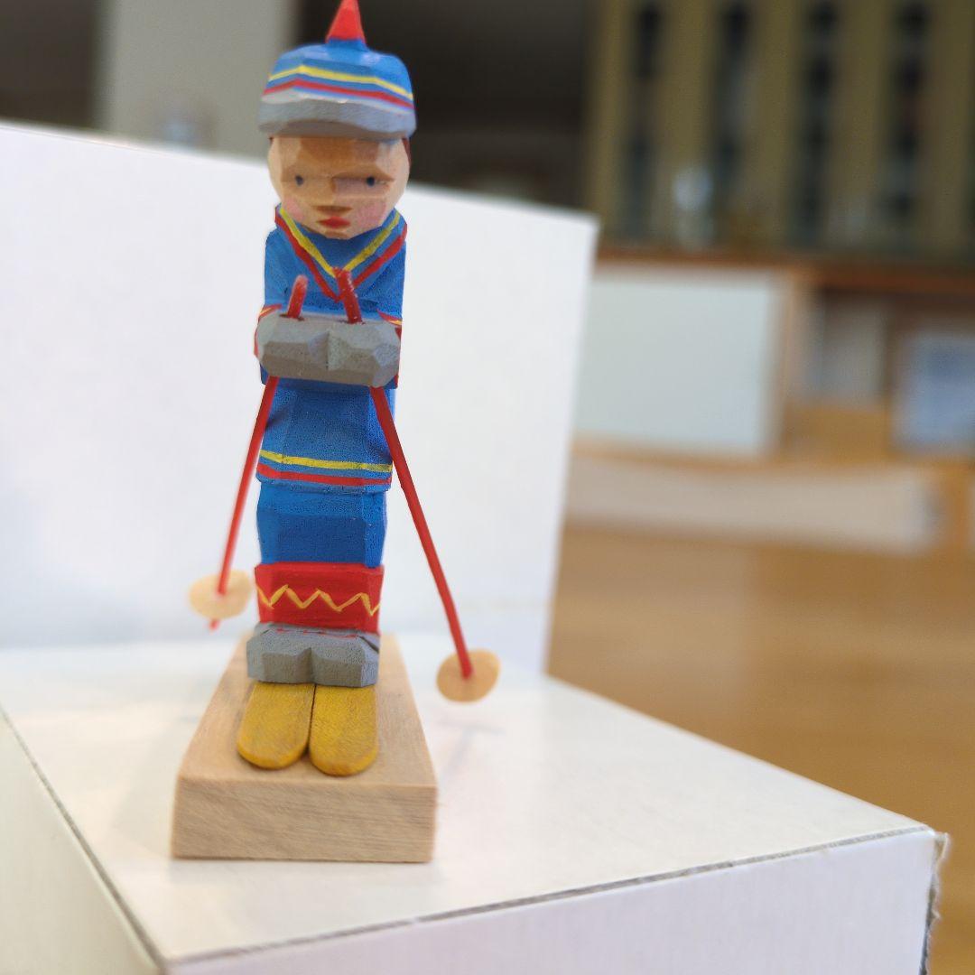 エルツ　ヘルビッヒ工房木製人形（スキーするエスキモー少年） 約5.8cm