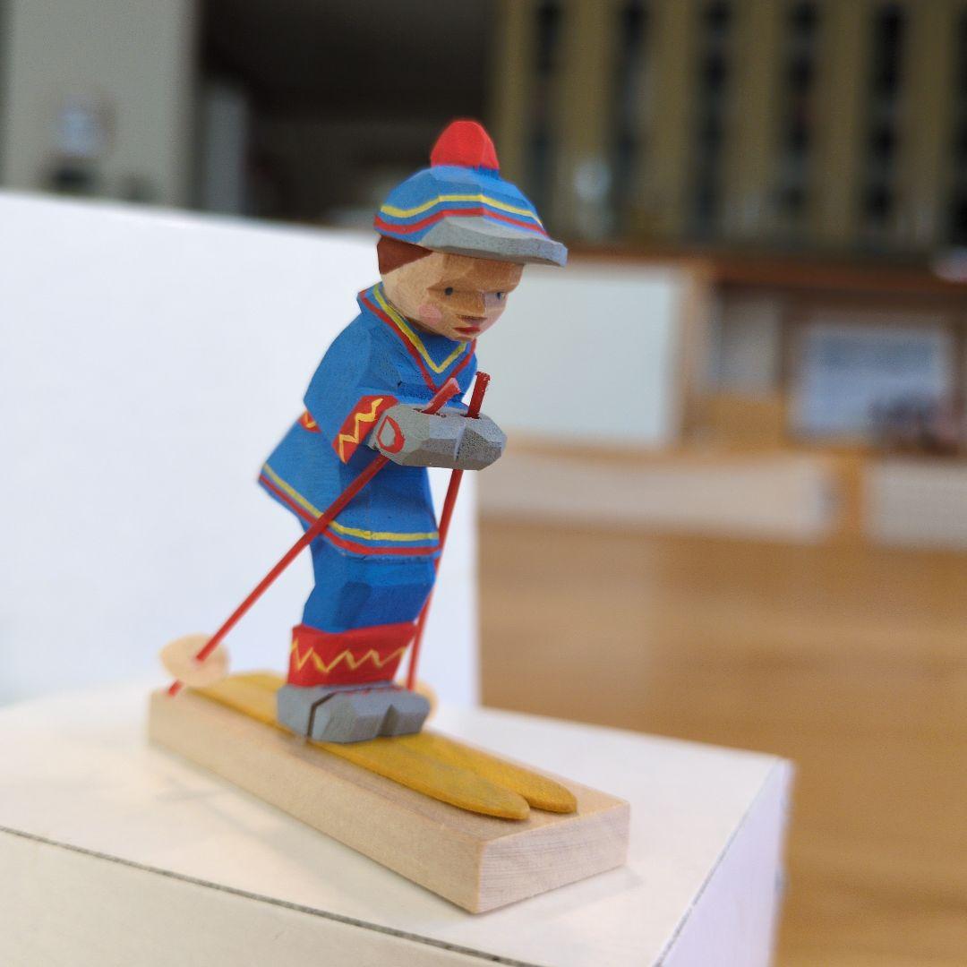エルツ　ヘルビッヒ工房木製人形（スキーするエスキモー少年） 約5.8cm
