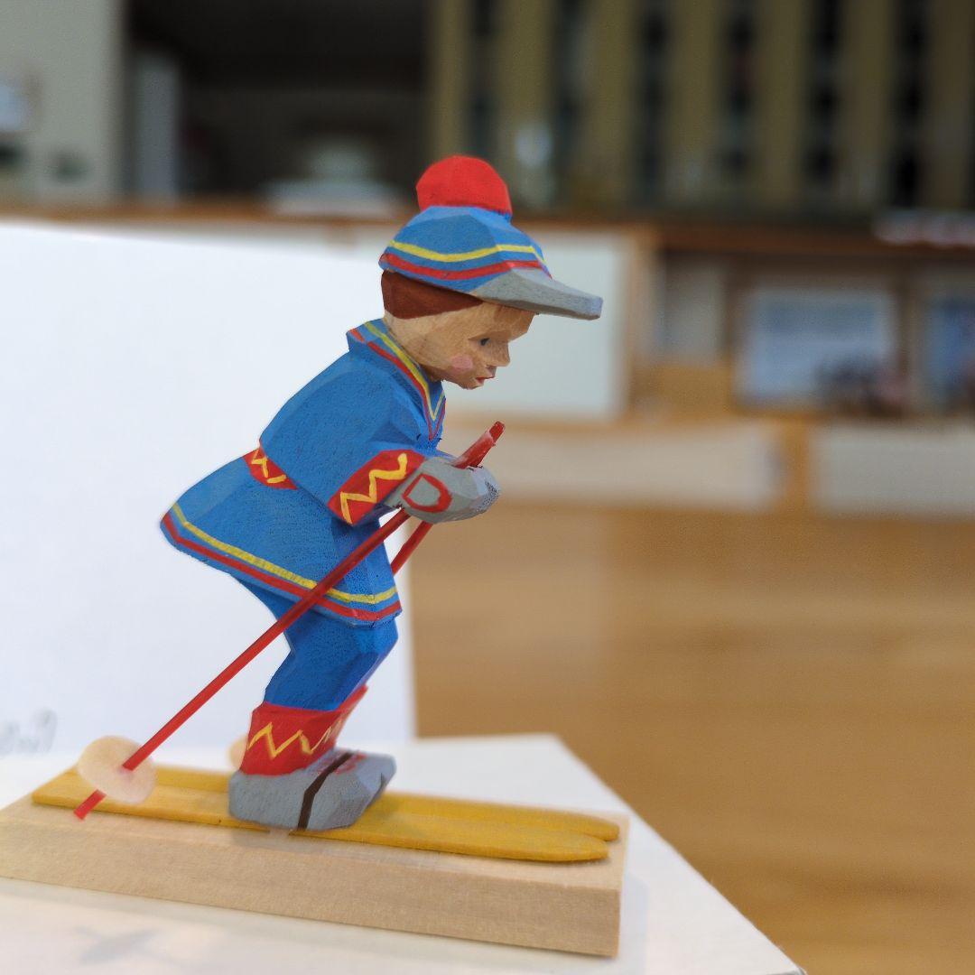 エルツ　ヘルビッヒ工房木製人形（スキーするエスキモー少年） 約5.8cm