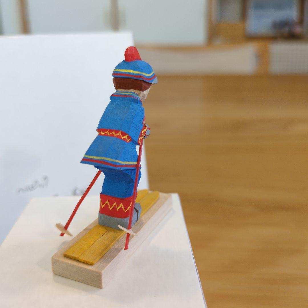 エルツ　ヘルビッヒ工房木製人形（スキーするエスキモー少年） 約5.8cm