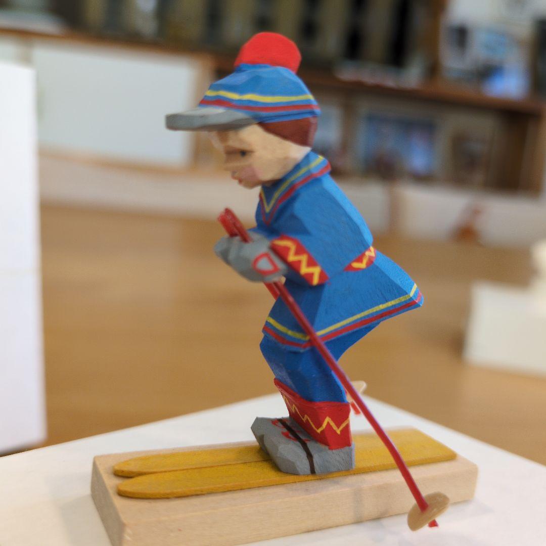 エルツ　ヘルビッヒ工房木製人形（スキーするエスキモー少年） 約5.8cm