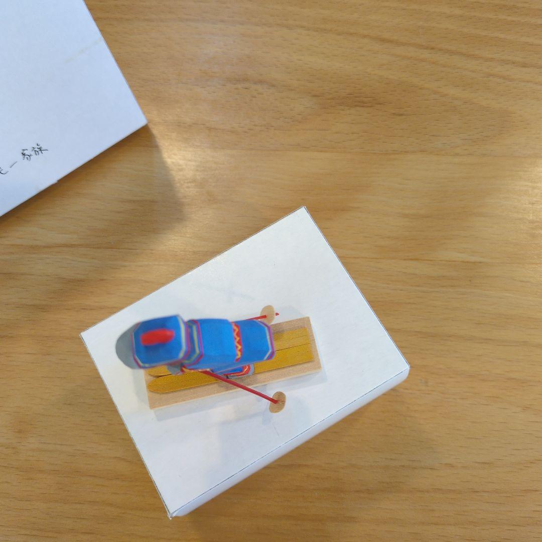 エルツ　ヘルビッヒ工房木製人形（スキーするエスキモー少年） 約5.8cm