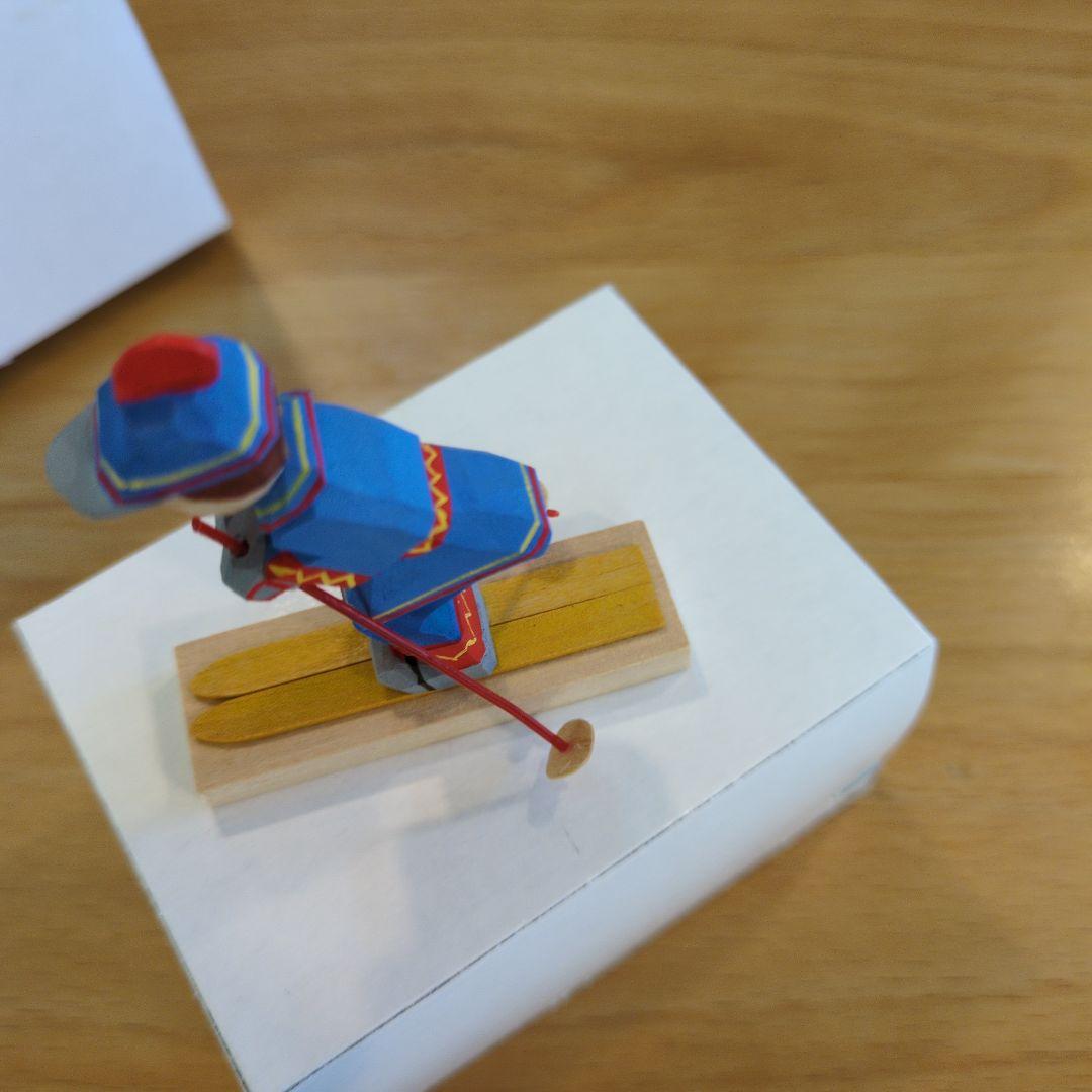 エルツ　ヘルビッヒ工房木製人形（スキーするエスキモー少年） 約5.8cm