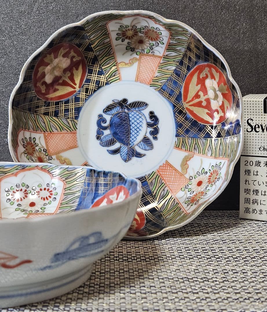 明治時代　古伊万里　染錦　見込みに柘榴　菊花図　15.7cm　輪花深皿　2客ペア