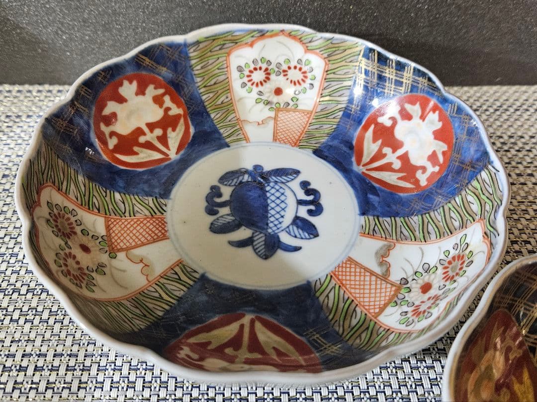 明治時代　古伊万里　染錦　見込みに柘榴　菊花図　15.7cm　輪花深皿　2客ペア