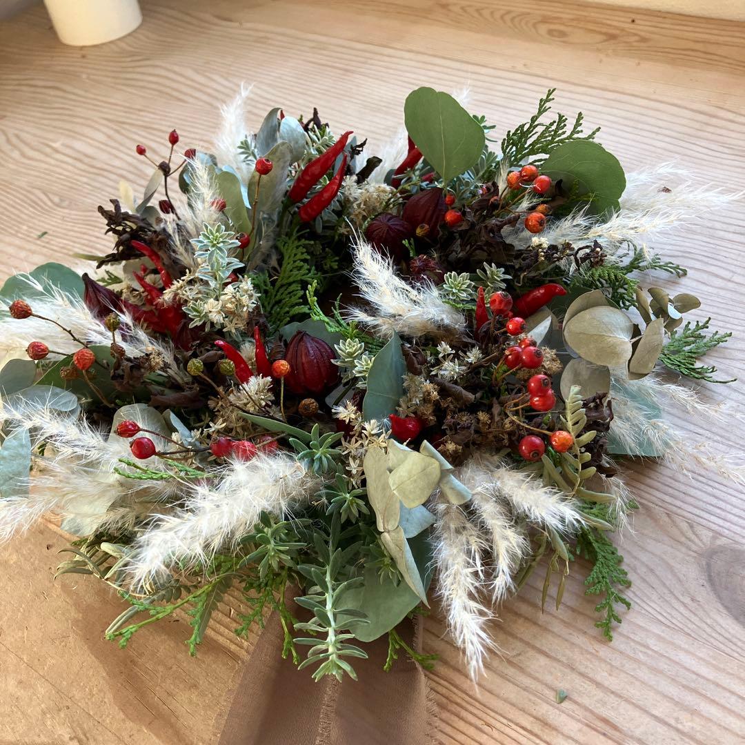 大きめ　ローゼルと唐辛子のリース　ユーカリ　パンパスグラス　秋〰️クリスマス