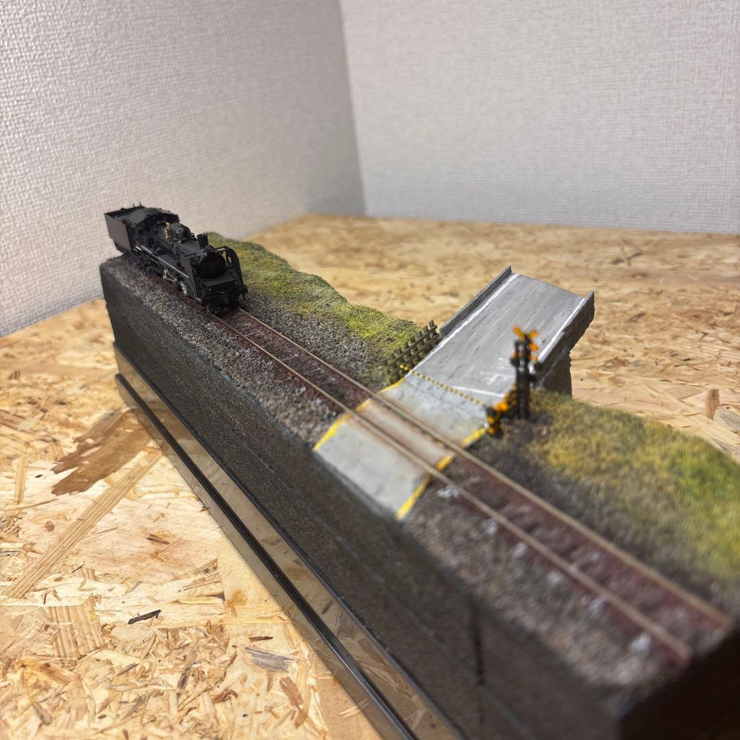 【ケースあり】Nゲージ展示台　橋沿いの線路