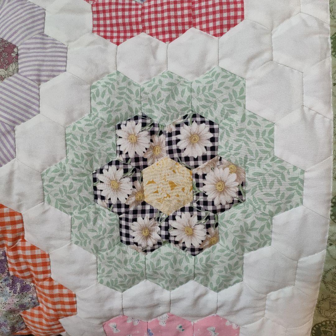 ハンドメイド　パッチワーク　キルトケット　マルチカバー　おばあちゃんの花柄