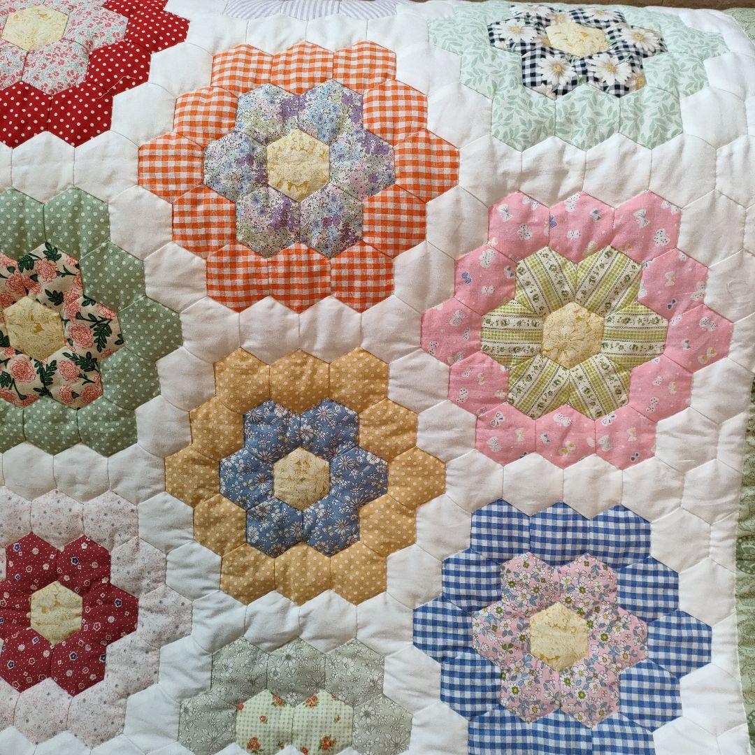 ハンドメイド　パッチワーク　キルトケット　マルチカバー　おばあちゃんの花柄