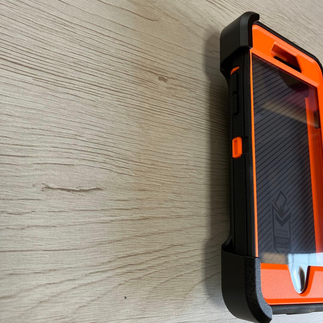 grrenーman・オッターボックスディフェンダー:iPhone SE(