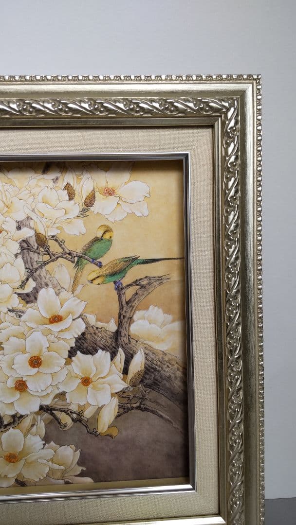 モクレンと緑色のセキセイインコ鳥の日本画