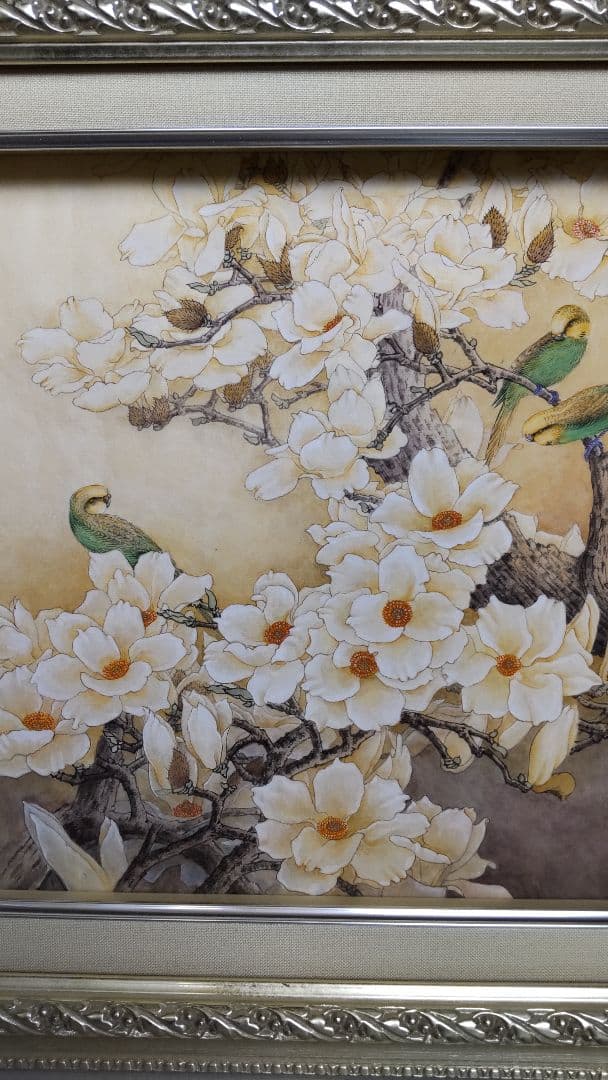 モクレンと緑色のセキセイインコ鳥の日本画