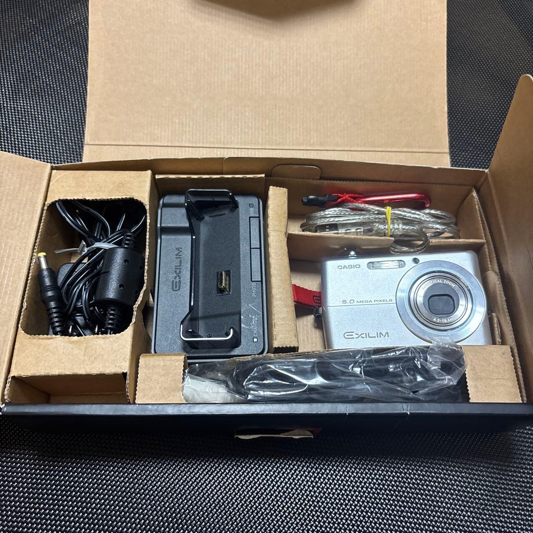美品　CASIO カシオ デジカメ EXILIM EX-Z600 デジタルカメラ