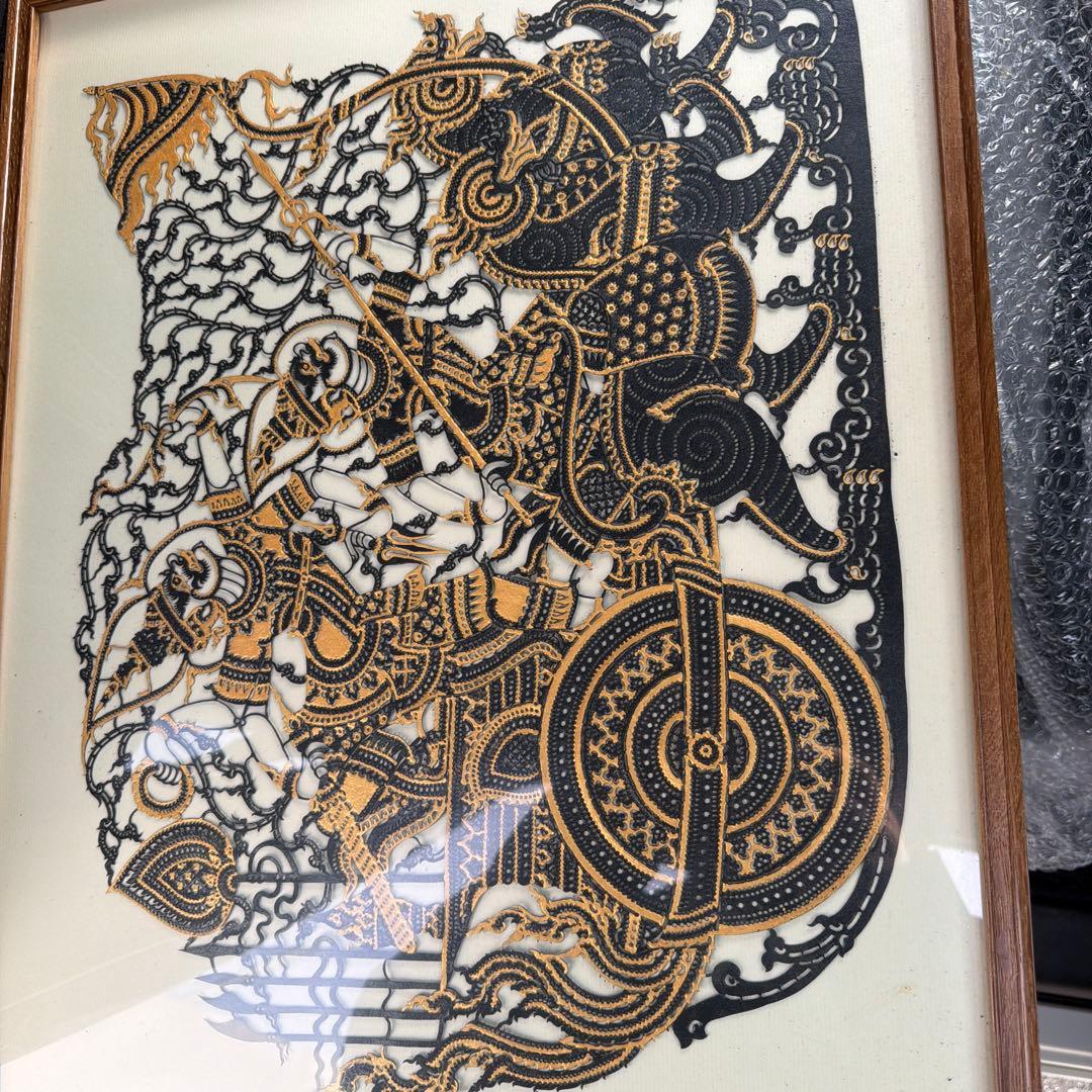 黒と金の切り絵アート