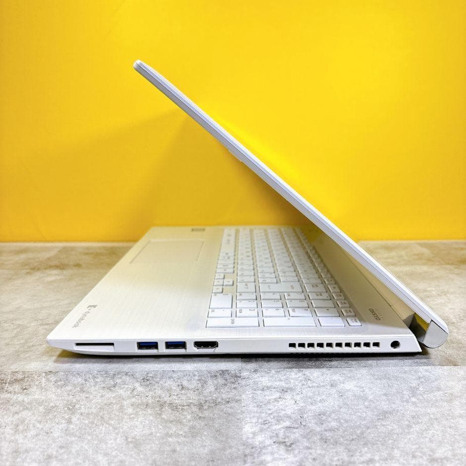 きれいな白✨新品SSDでサクサク快適✨カメラ付き 薄型ノートパソコン 仕事や趣味