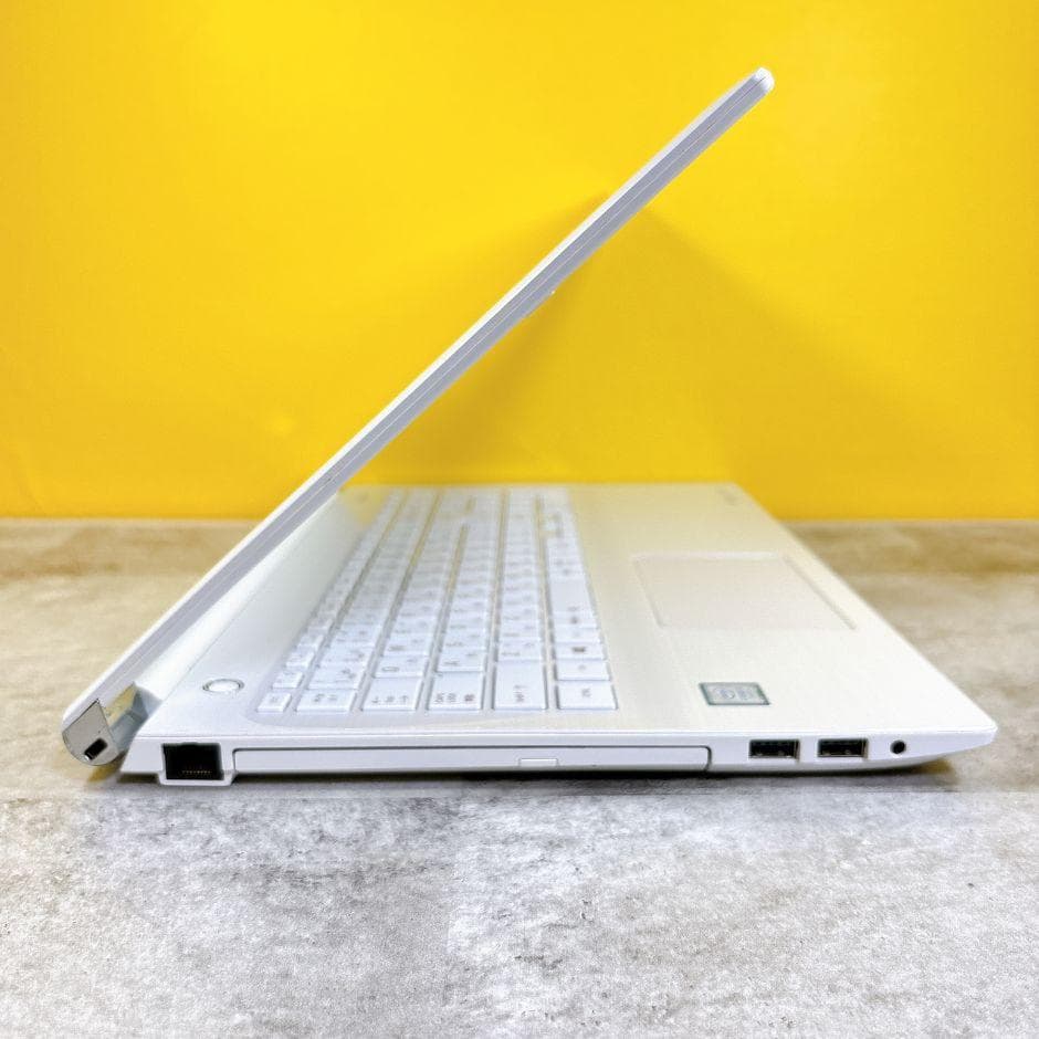 きれいな白✨新品SSDでサクサク快適✨カメラ付き 薄型ノートパソコン 仕事や趣味