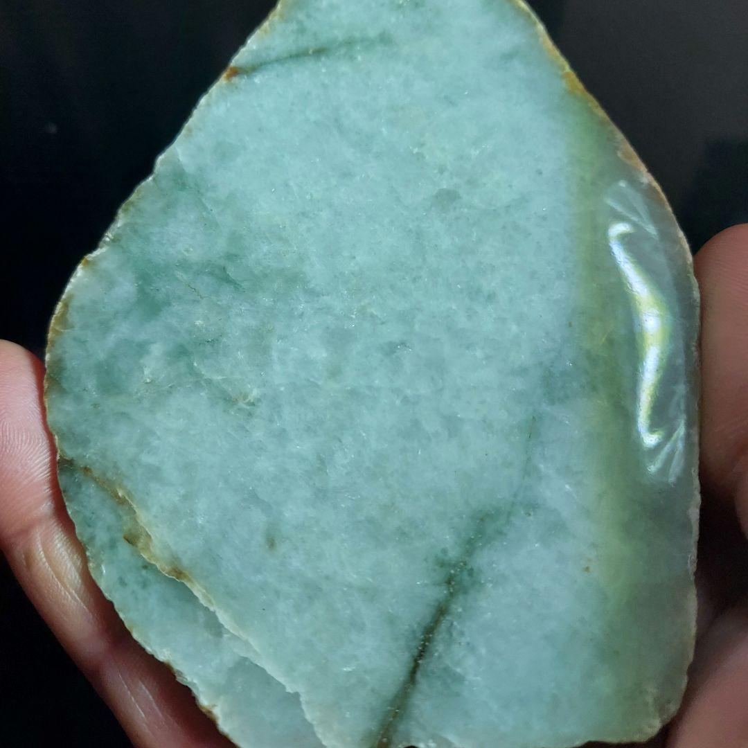 淡いグリーンが綺麗✨ 大きな JADEITE 本翡翠 原石 1面磨き 561