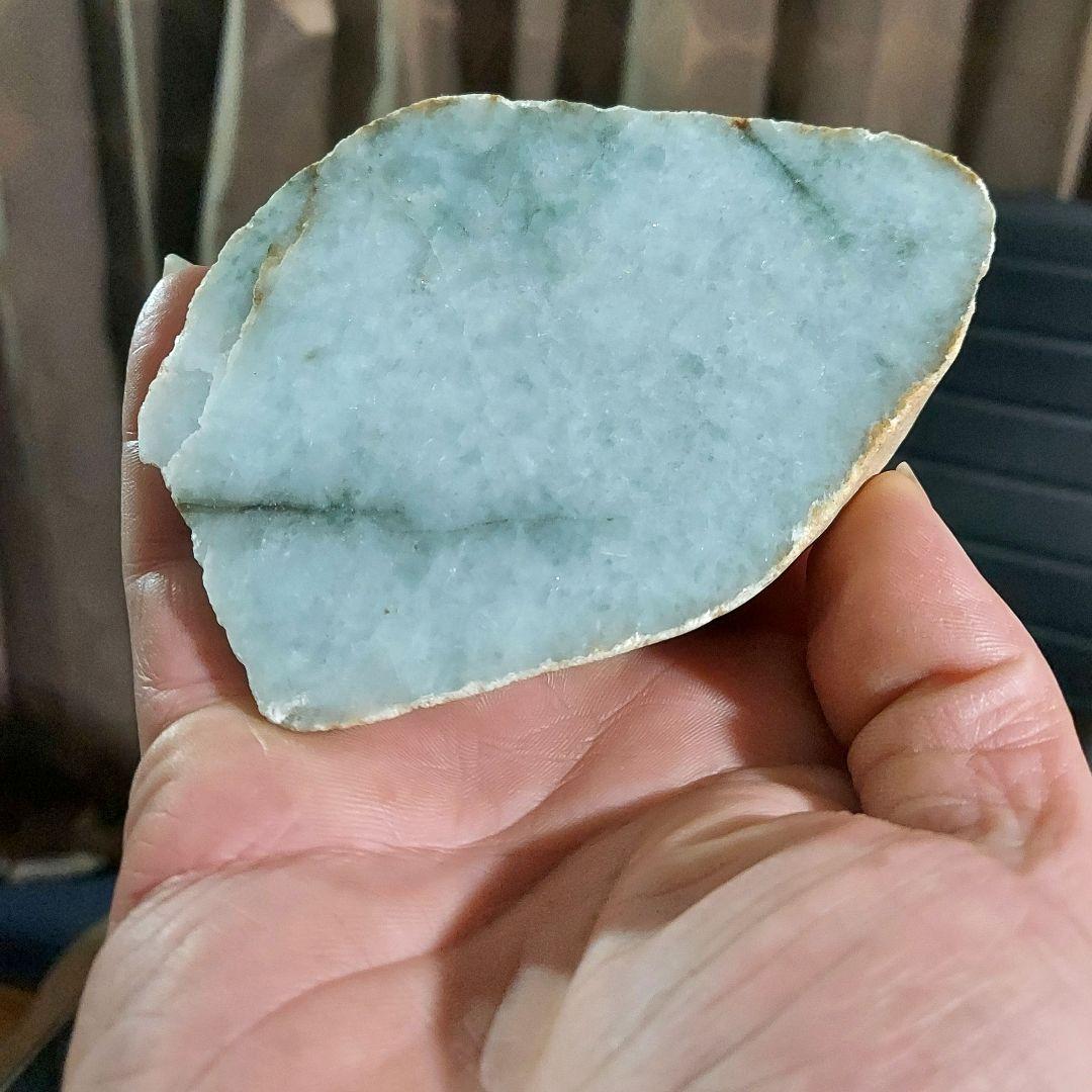淡いグリーンが綺麗✨ 大きな JADEITE 本翡翠 原石 1面磨き 561