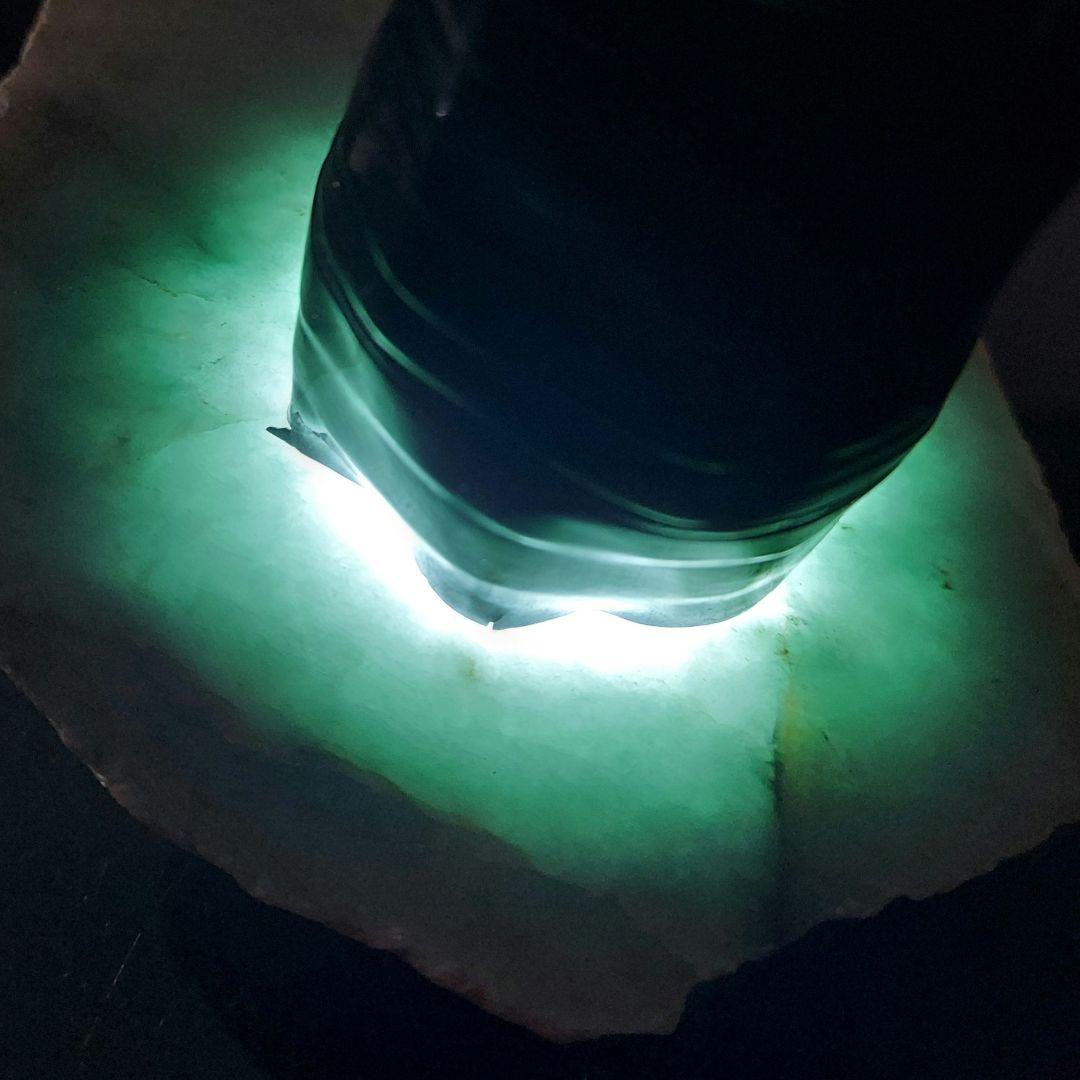 淡いグリーンが綺麗✨ 大きな JADEITE 本翡翠 原石 1面磨き 561