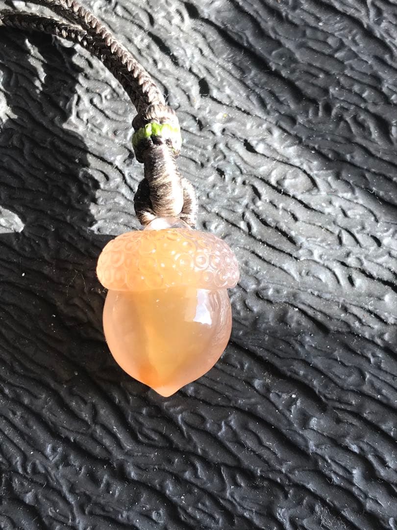 ゴビ石−1330 ゴビ瑪瑙　彫刻　『どんぐり』