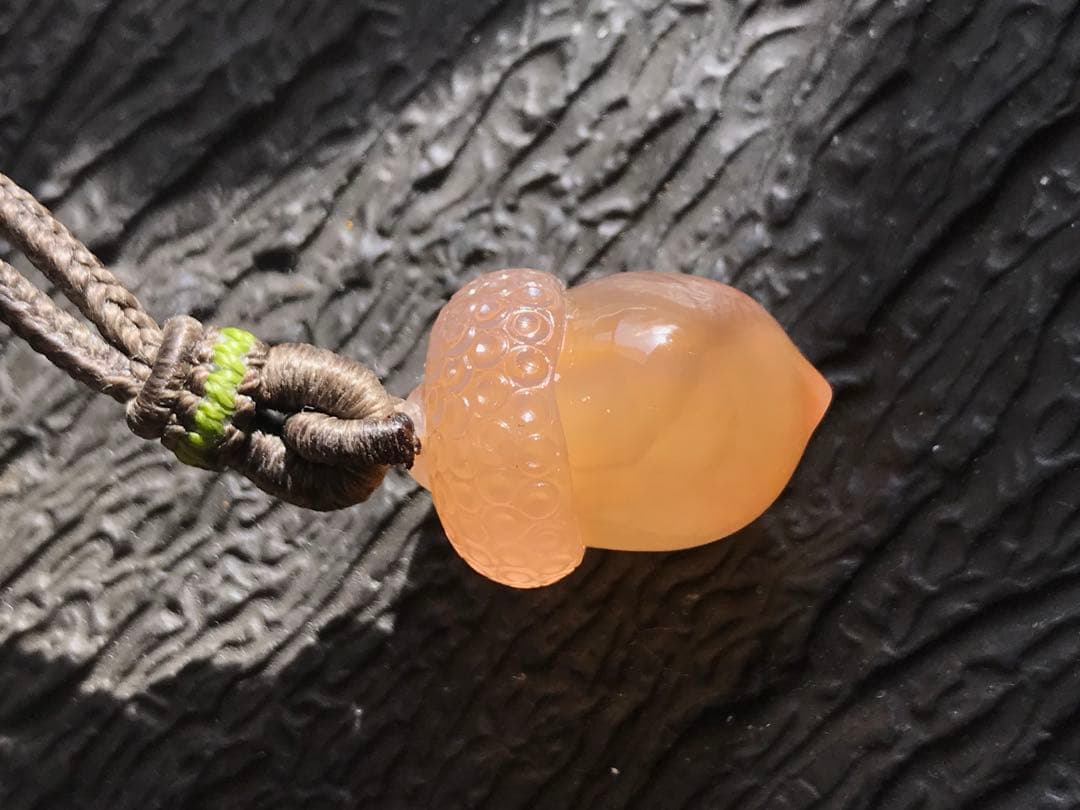 ゴビ石−1330 ゴビ瑪瑙　彫刻　『どんぐり』