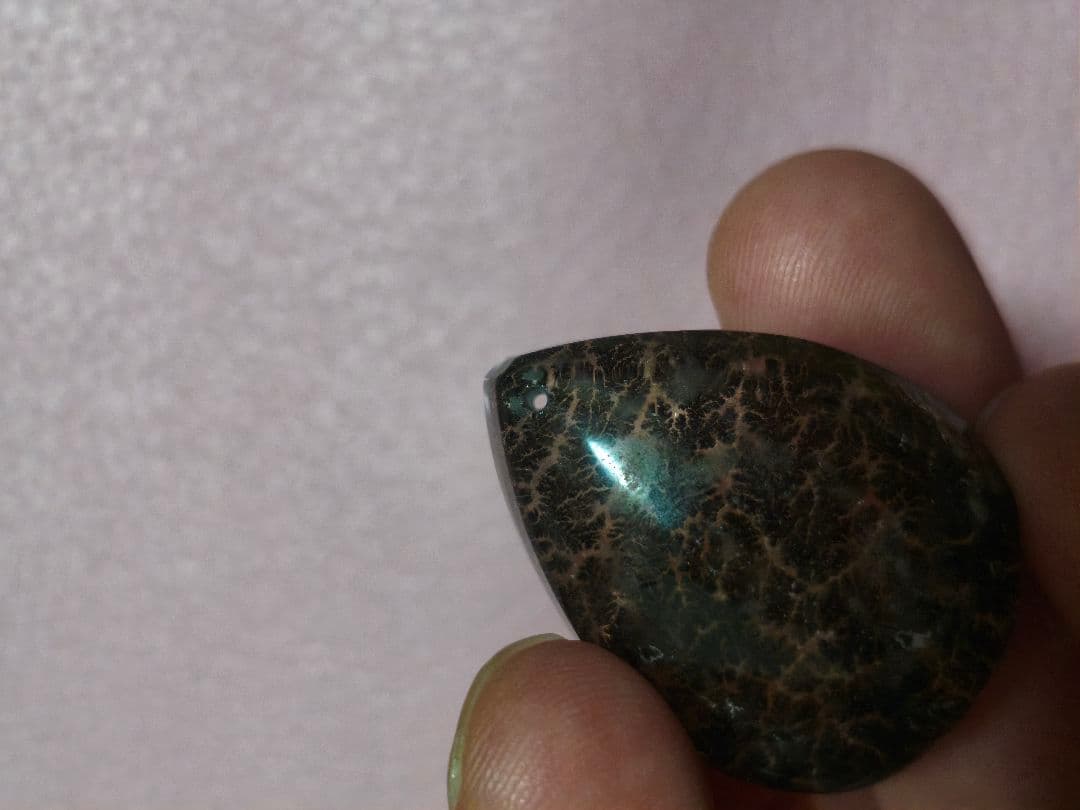 高品質内包美密デンドリティッククォーツルース　　雫型ペンダントトップ貫通穴有り