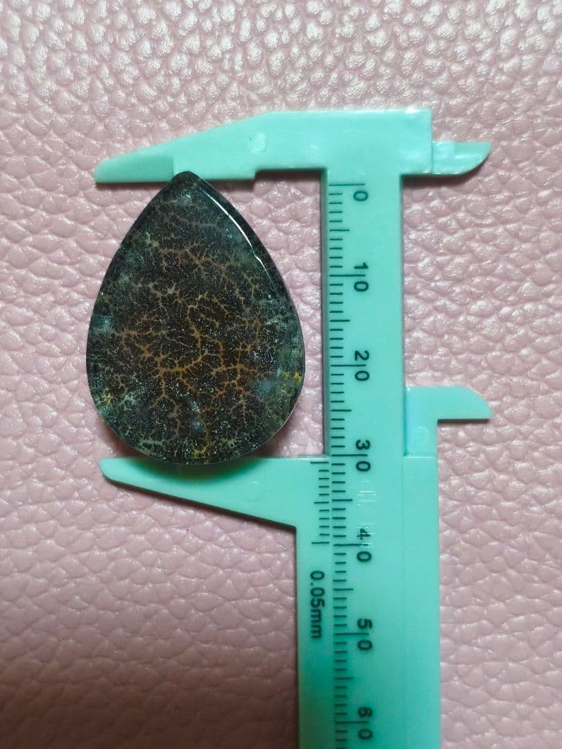 高品質内包美密デンドリティッククォーツルース　　雫型ペンダントトップ貫通穴有り