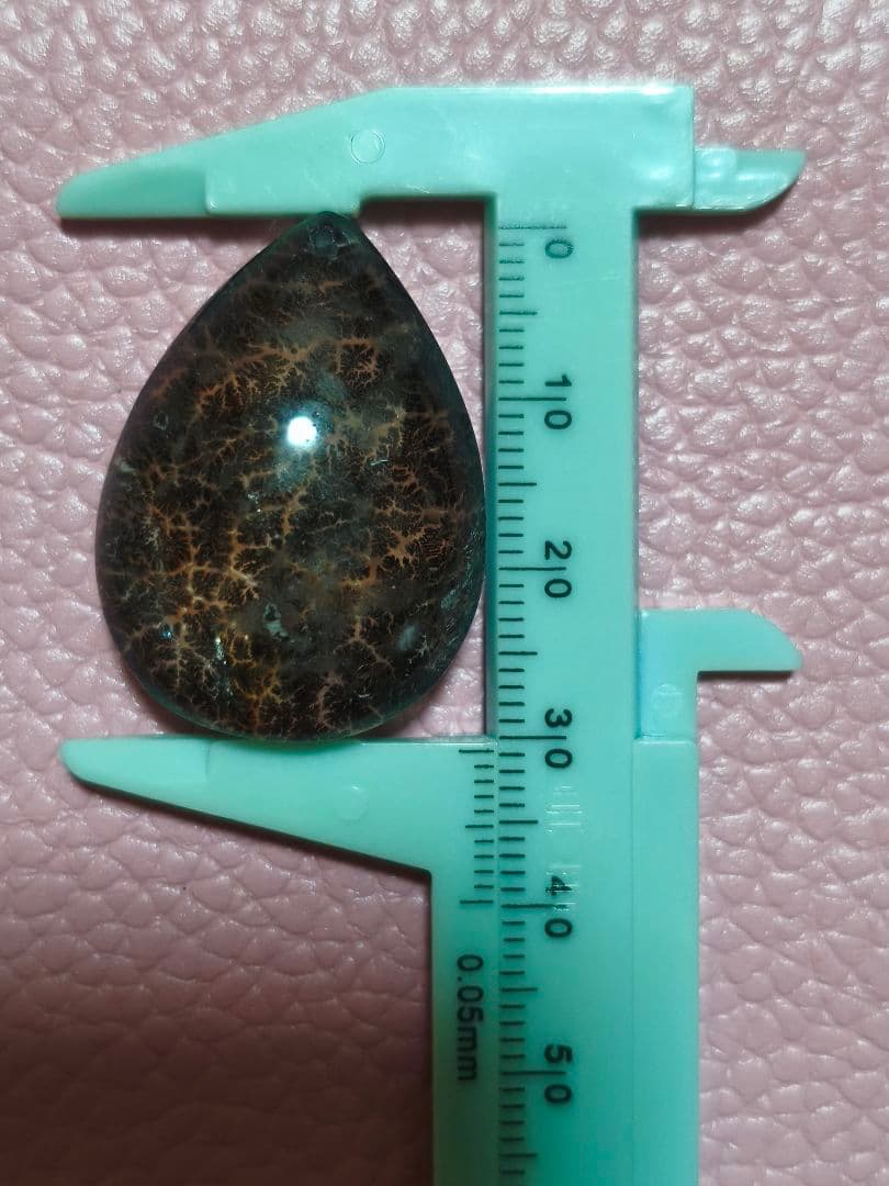 高品質内包美密デンドリティッククォーツルース　　雫型ペンダントトップ貫通穴有り