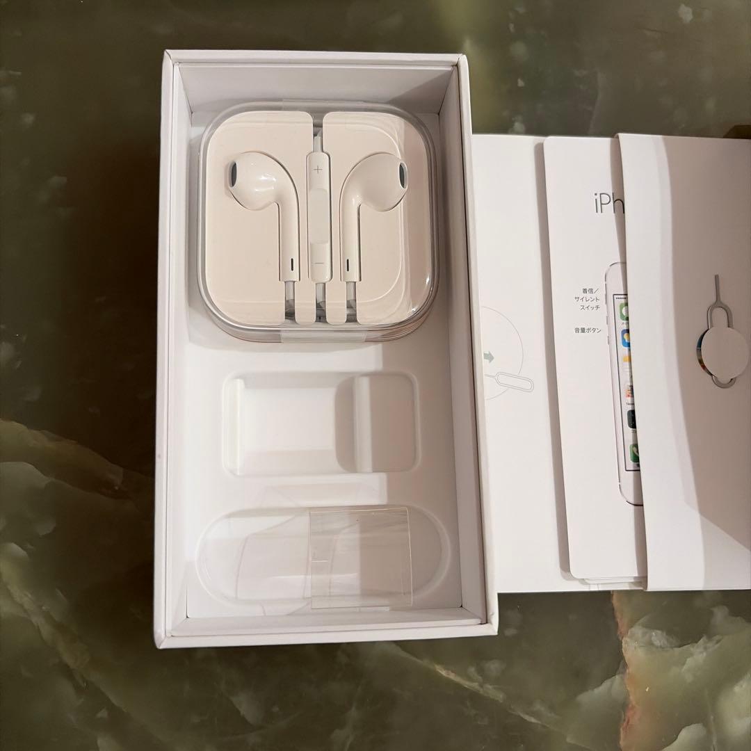 Apple iPhone 5s 64GBゴールド本体、箱とイヤホン(未使用)付き