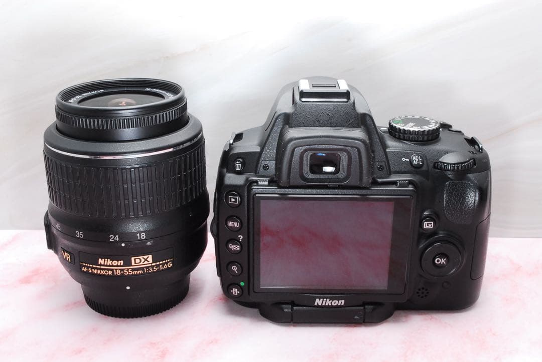 Nikon D5000★一眼レフカメラ★軽量&コンパクト★可動式モニター