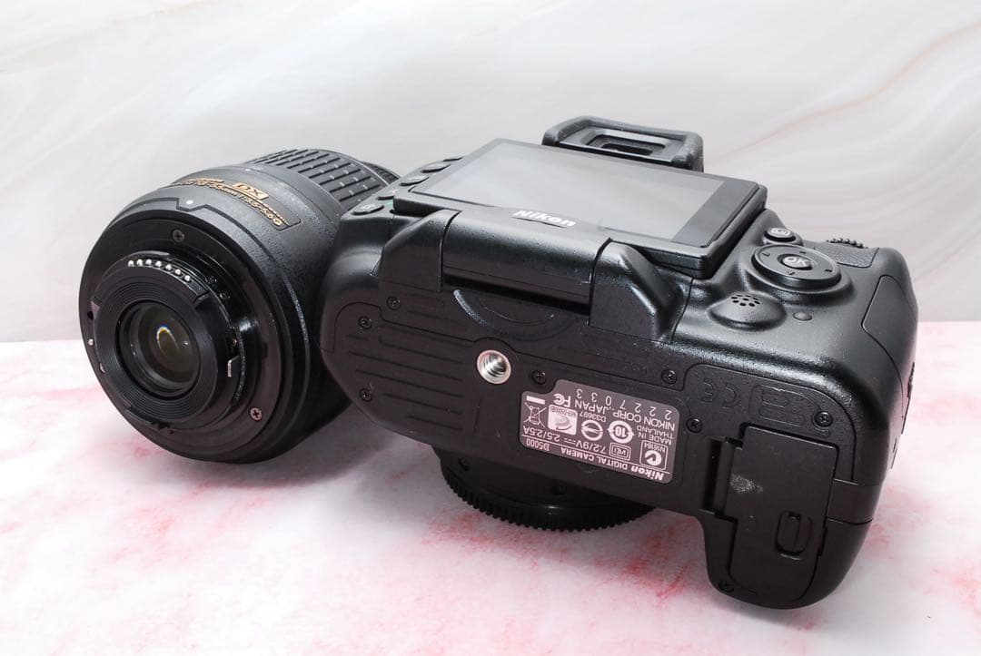 Nikon D5000★一眼レフカメラ★軽量&コンパクト★可動式モニター