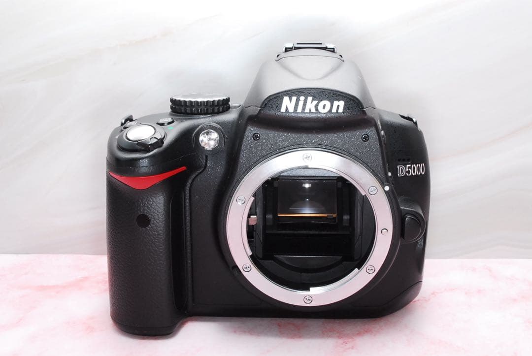 Nikon D5000★一眼レフカメラ★軽量&コンパクト★可動式モニター
