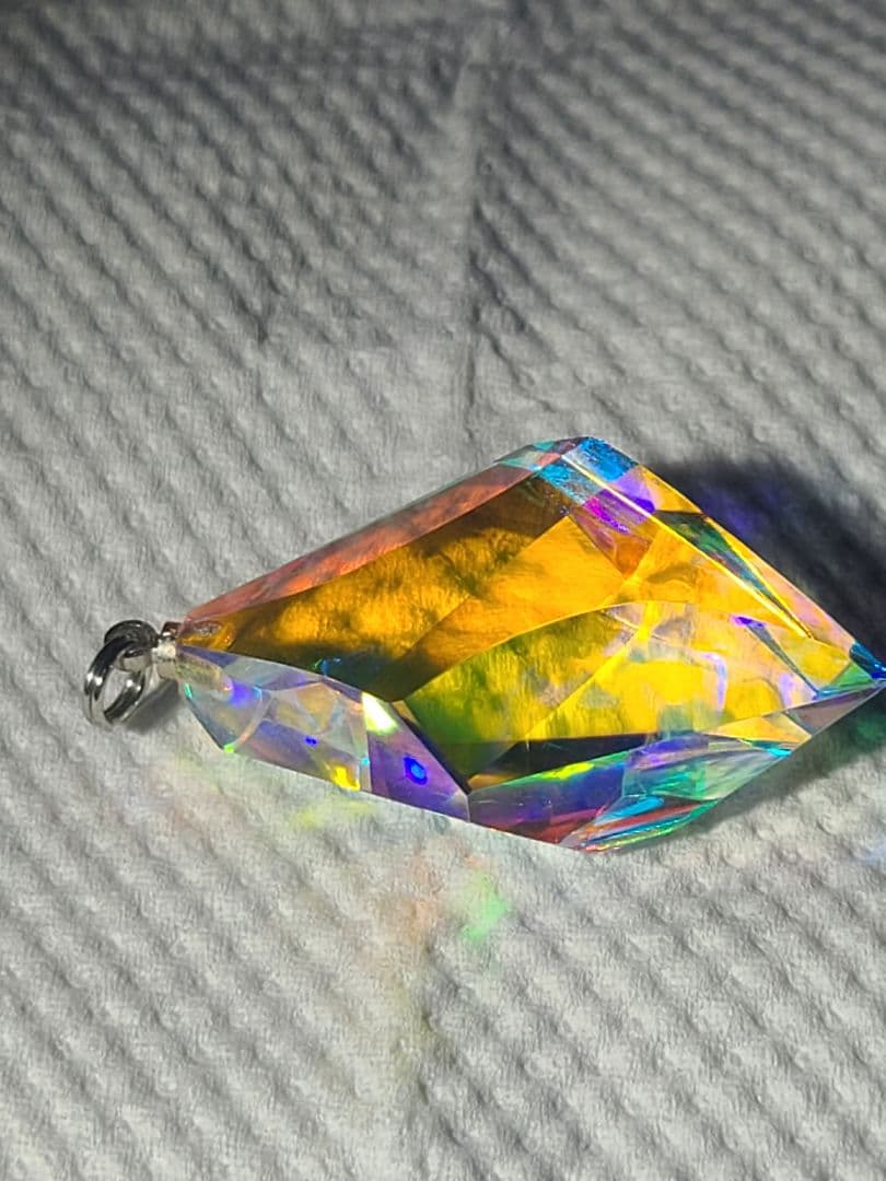 モナジー工房 虹の結晶『夕虹』ひし形 ペンダントトップ
