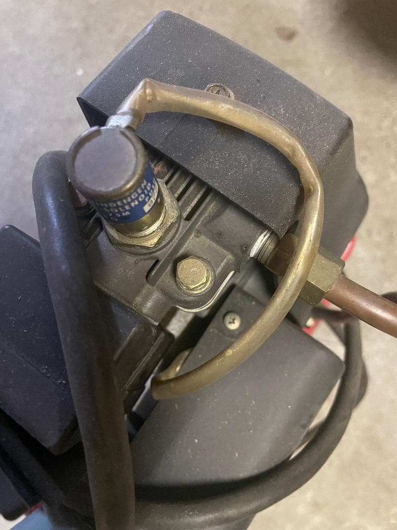 エアコンプレッサー 赤 圧力計付き スプレーガン付属