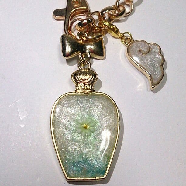 再販可能☆リボンとアジサイのSodaパフュームボトル☆バッグチャーム