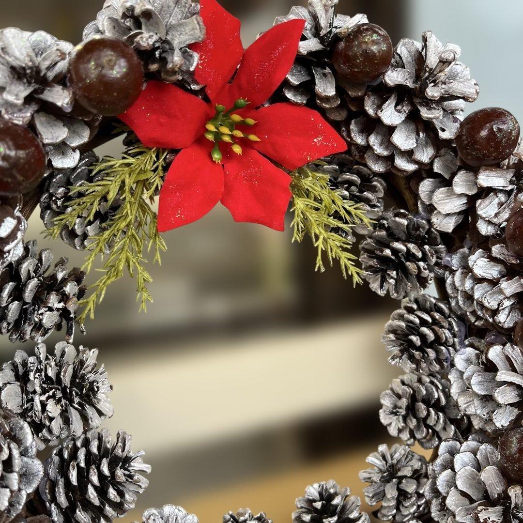 クリスマスリース 松ぼっくり 赤い花 約　27cm