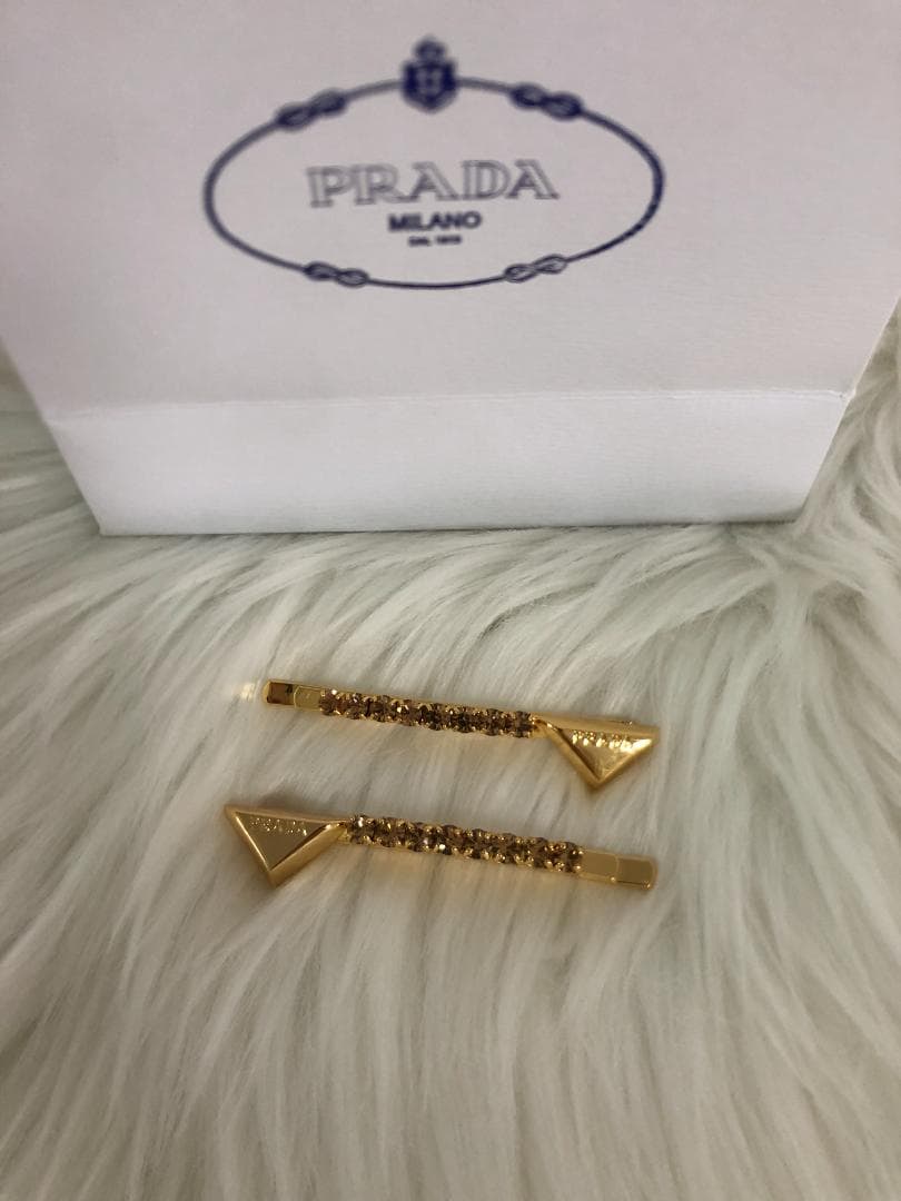 PRAーDA 　ヘアピン　ゴールド　キラキラ　三角ロゴ　女性　綺麗 金