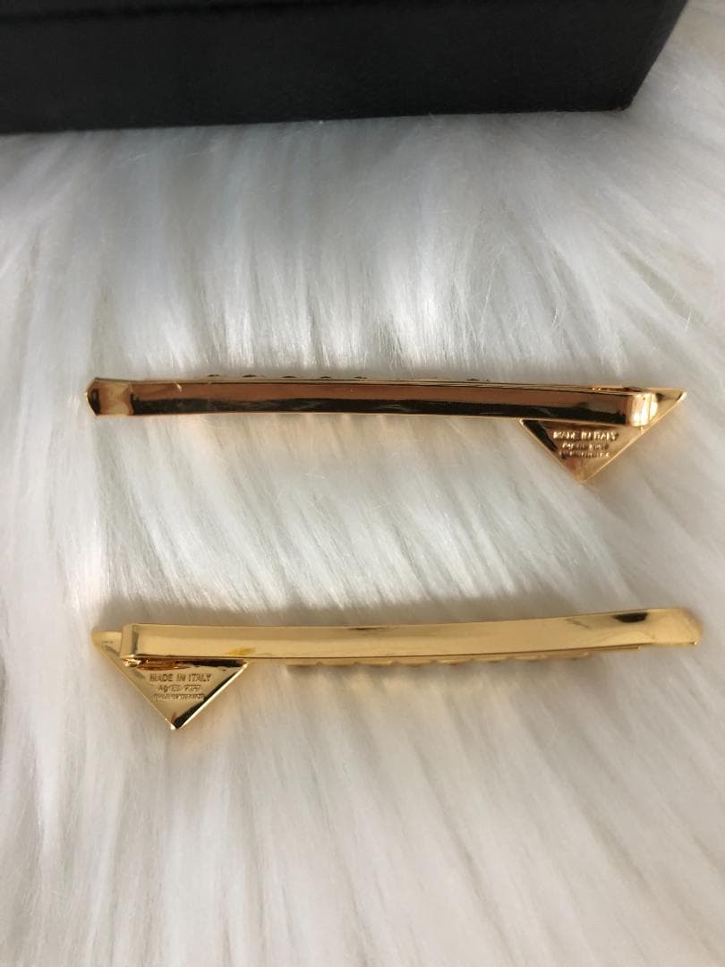 PRAーDA 　ヘアピン　ゴールド　キラキラ　三角ロゴ　女性　綺麗 金