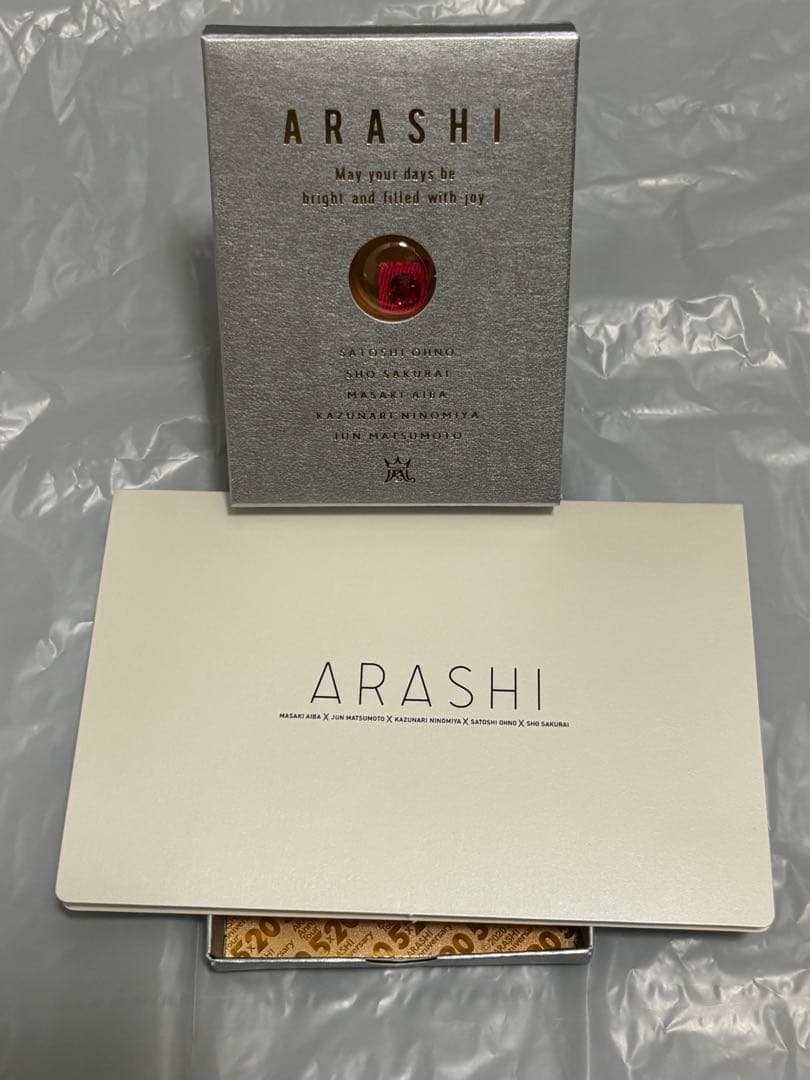 嵐　櫻井翔　ベアブリック　座る嵐他　スワロフスキー赤