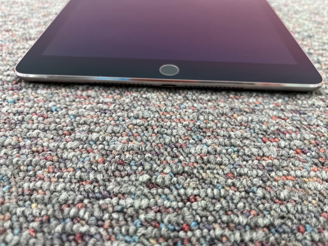 iPad Air2　Wi-Fi+Cellular　simフリー　f846