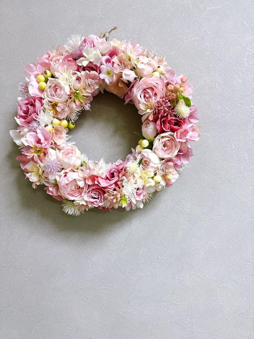 ピンクの可愛いバラのフラワーリース　アーティフィシャルフラワー