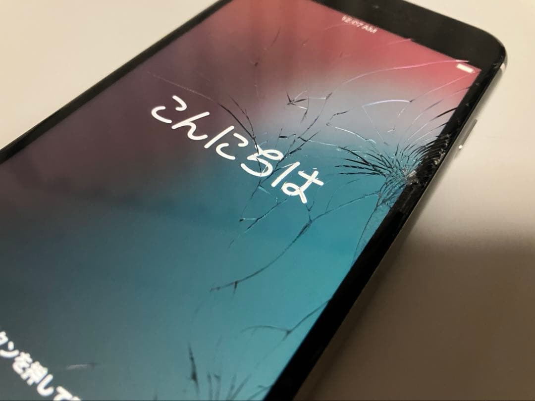iPhone本体　iPhoneSE2 中古　画面ひび割れ