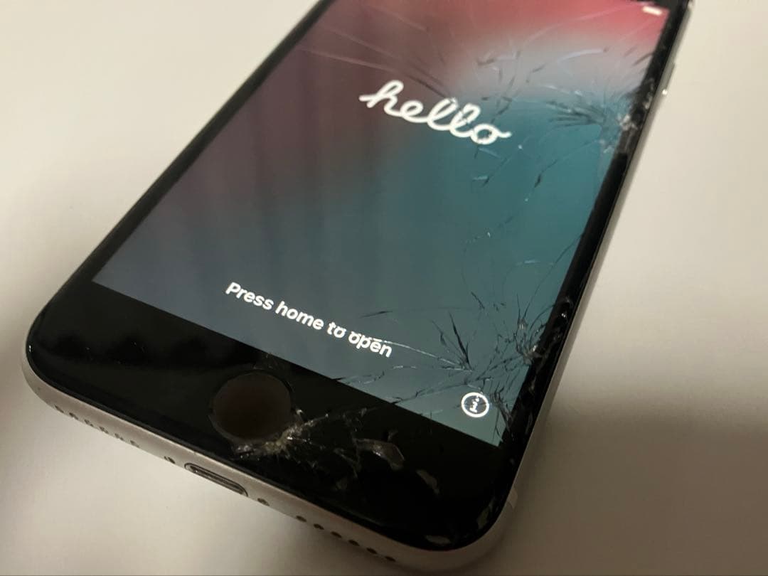 iPhone本体　iPhoneSE2 中古　画面ひび割れ