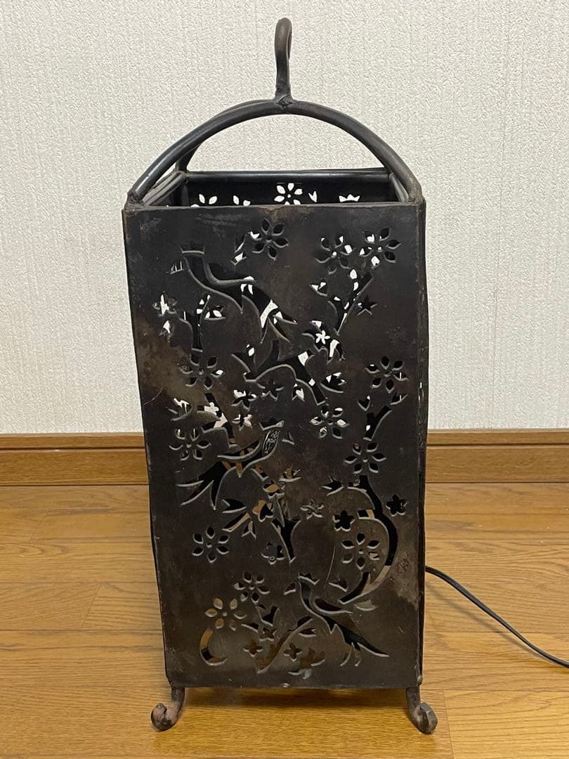 花鳥彫 鉄製の透かし彫り灯が美しい間接照明、置いても吊り下げてもOK