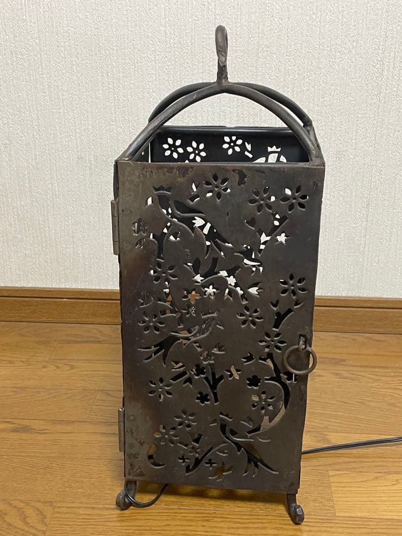花鳥彫 鉄製の透かし彫り灯が美しい間接照明、置いても吊り下げてもOK