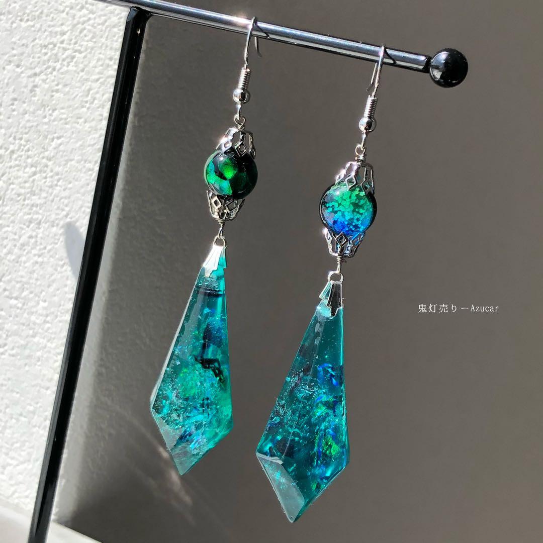 翠色の世界。ガラス封入したペンデュラム　ピアス／イヤリング　蓄光ホタルガラス付き