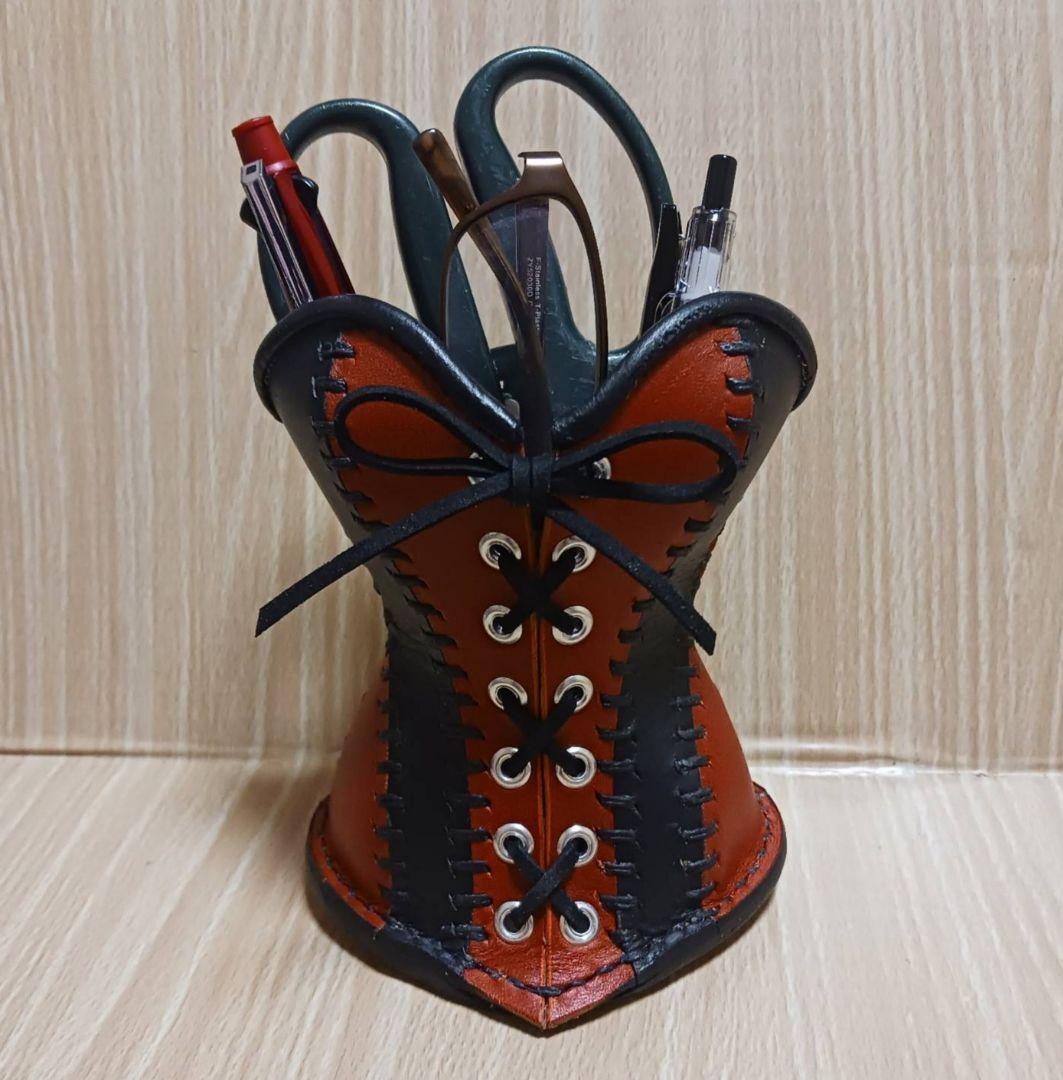 革　ペン立て　コルセット型
