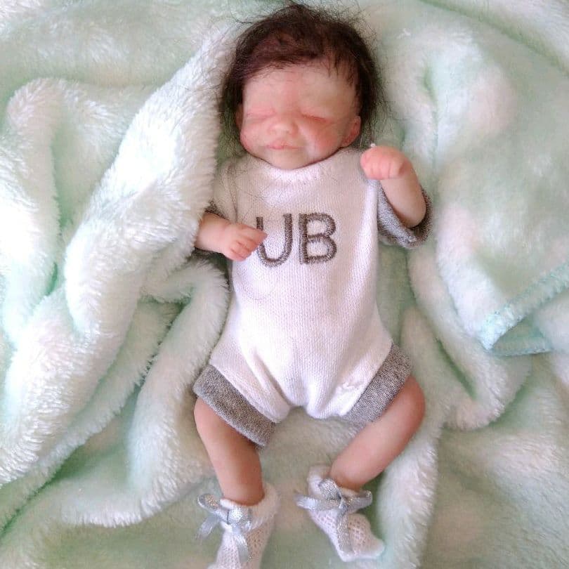 ミニシリコンベビー　指しゃぶりの女の子　黒髪