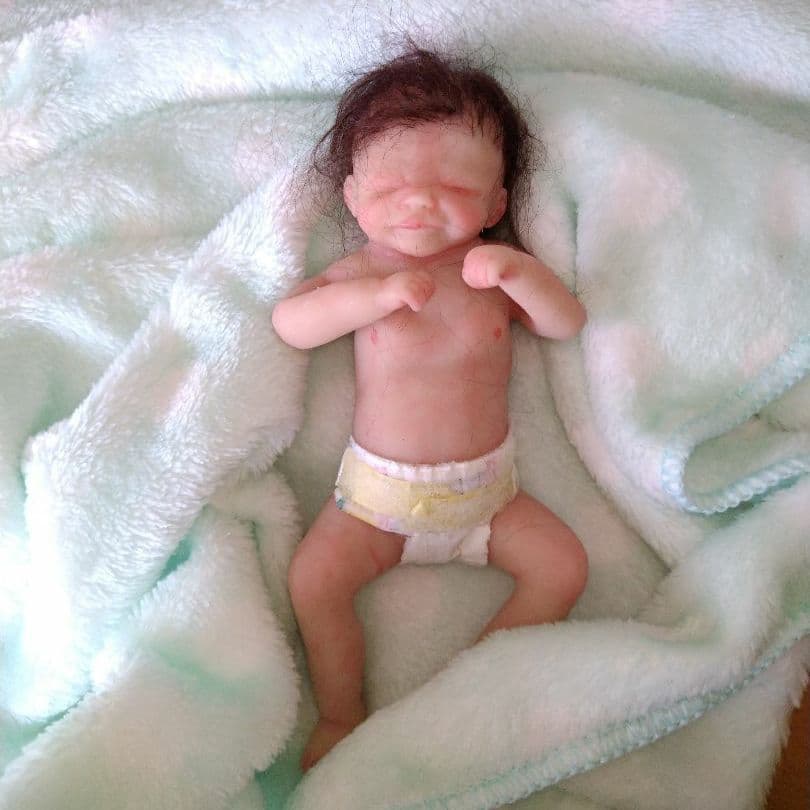 ミニシリコンベビー　指しゃぶりの女の子　黒髪