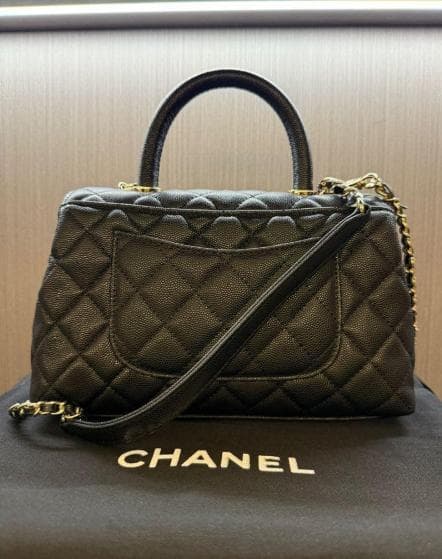 ♪ブラックのハンドバッグで、ゴールドの金具付きです~~